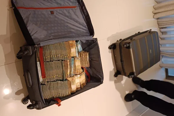 Reis do Cigarro: em megaoperação, PF apreende carros de luxo e R$ 5 mi