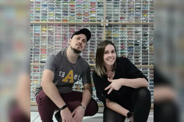 foto colorida de casal e coleção de carrinhos