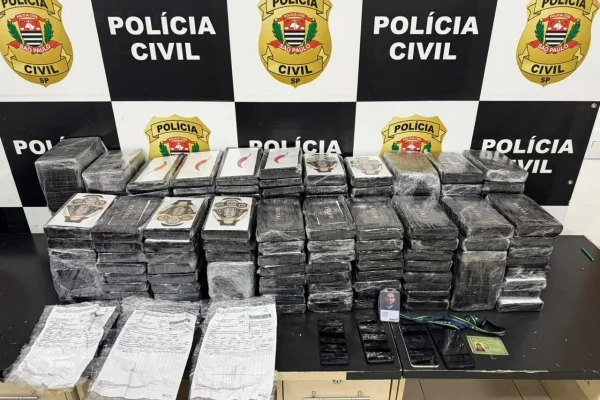 Foto colorida de tijolos de cocaína apreendidos pela Polícia Civil de Guarulhos, no pátio de empresa aérea.