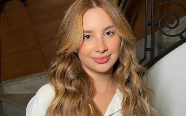 mulher loira sorrindo