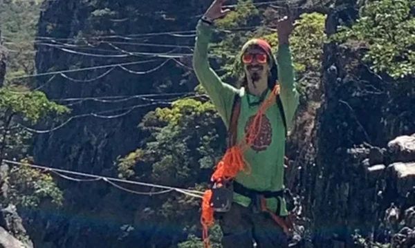 Imagem colorida de turista que caiu de 50 metros de altura