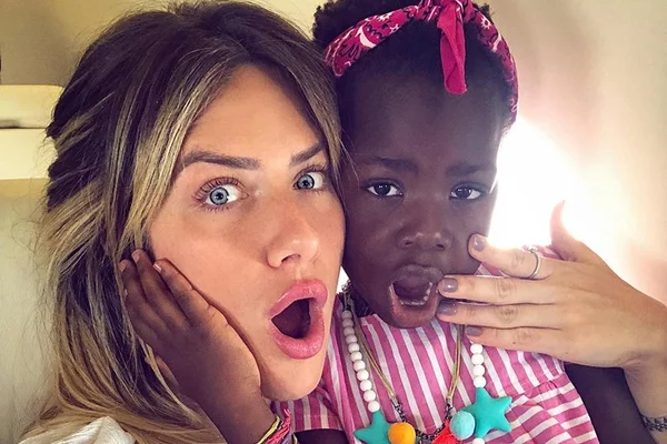 Titi, filha de Gio Ewbank, aparece muito estilosa com cabelo roxo