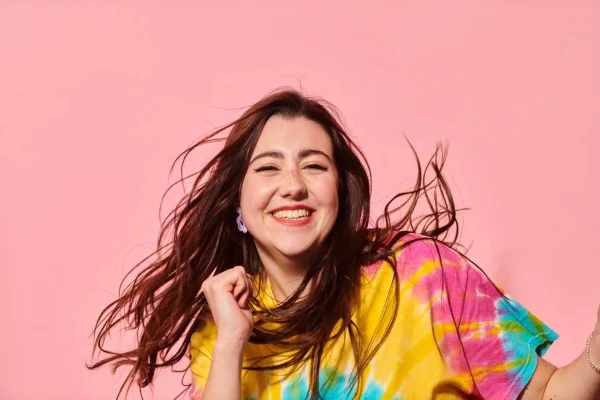 foto colorida de mulher sorrindo