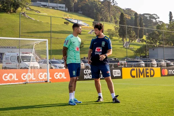 Imagem colorida de Diniz conversando com jogador - Metrópoles