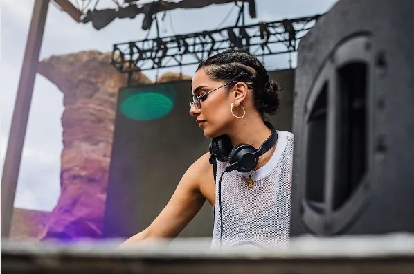 Além de DJ, ela também é produtora musical e já foi citada como “DJ e produtora em ascensão, mudando a cena musical de Los Angeles” por revistas e foi incluída na lista de “25 mulheres para ficar de olho” Além de DJ, ela também é produtora musical e já foi citada como “DJ e produtora em ascensão, mudando a cena musical de Los Angeles” por revistas e foi incluída na lista de “25 mulheres para ficar de olho”