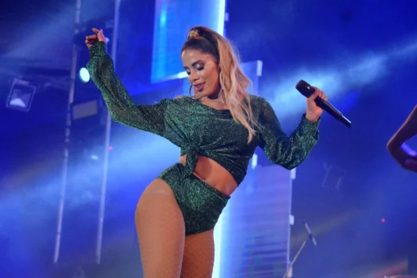 Comentarista detona Anitta ao vivo e diz sentir nojo de seu sucesso