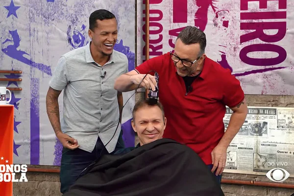 Neto raspa cabeça de Velloso no programa Os Donos da Bola