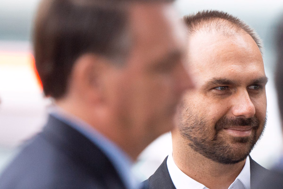 A nova aposta do PT para desgastar Eduardo Bolsonaro 3 Eduardo e Jair Bolsonaro