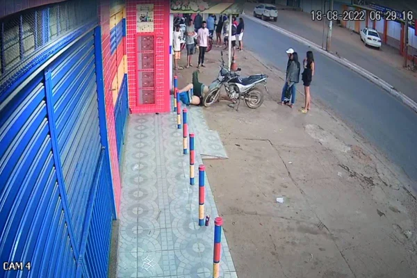 Autor e desafeto caídos ao lado moto