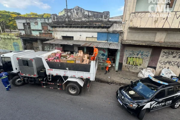 Foto colorida de ação da Polícia Civil de MG que apreendeu mais de 15 mil garrafas usadas na falsificação de bebidas