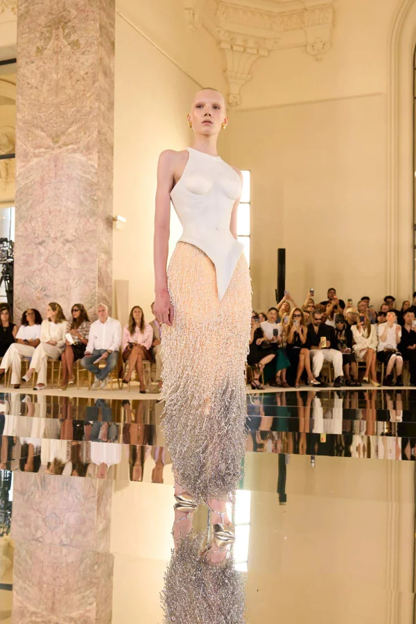 Schiaparelli celebra legado de Elsa em desfile que se distancia da IA - destaque galeria Schiaparelli celebra legado de Elsa em desfile que se distancia da IA - destaque galeria