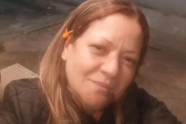 Imagem colorida de Elaine Domenes de Castro, mulher morta a tiros pelo ex