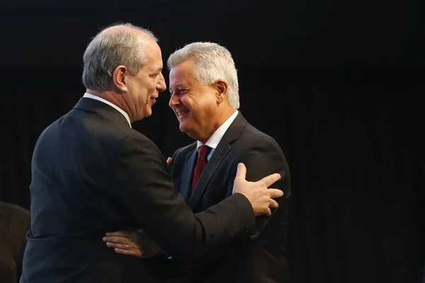 O presidenciável Ciro Gomes (PDT) e o governador do Distrito Federal, Rodrigo Rollemberg (PSB) se cumprimentam em encontro. Ambos sorriem e usam terno - Metrópoles