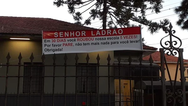Após 5 roubos, direção de escola faz faixa com apelo ao “senhor ladrão”