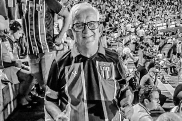 Imagem em preto e branco de torcedor do Botafogo-SP