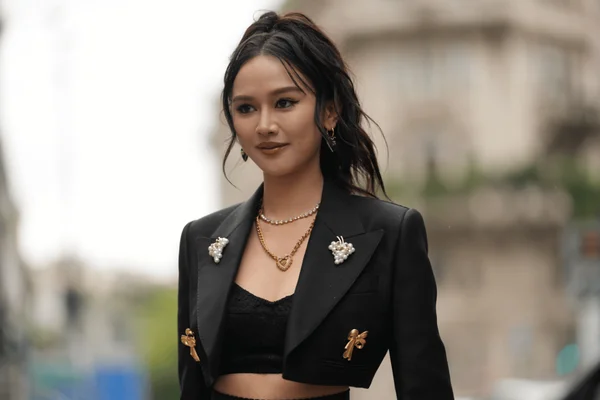 foto com cor. styling de broches em looks do dia a dia - metrópoles