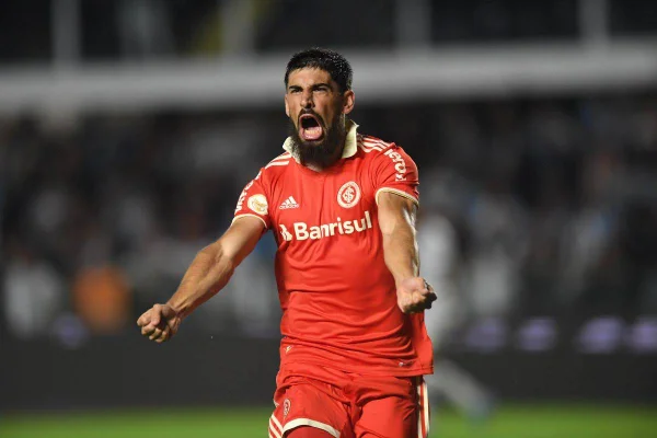 Internacional arranca empate do Santos na Vila Belmiro