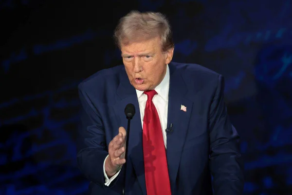 Imagem colorida de DOnald Trump no debate