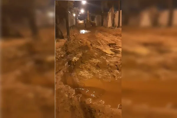 Imagem de rua com atoleiro e difícil acesso