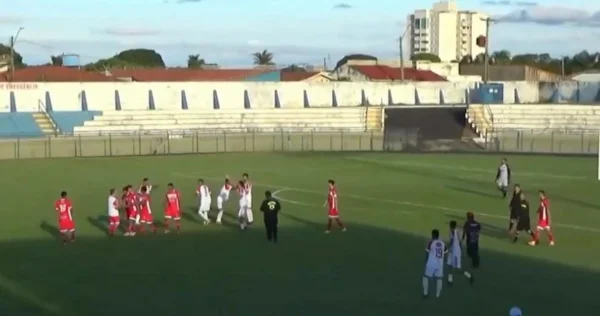 Jogador se irrita após expulsão de companheiro e agride árbitro; veja
