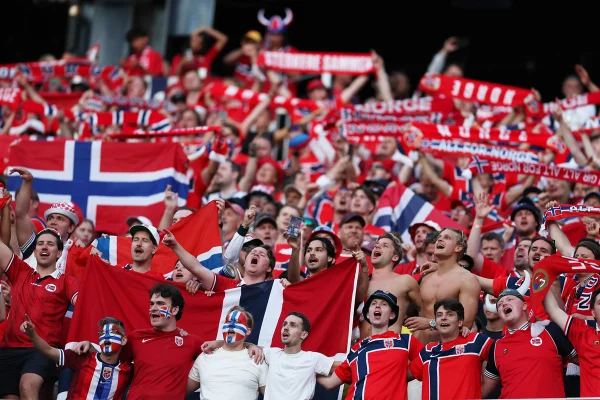 Torcedores comemoram goleada da Noruega com “remada viking”
