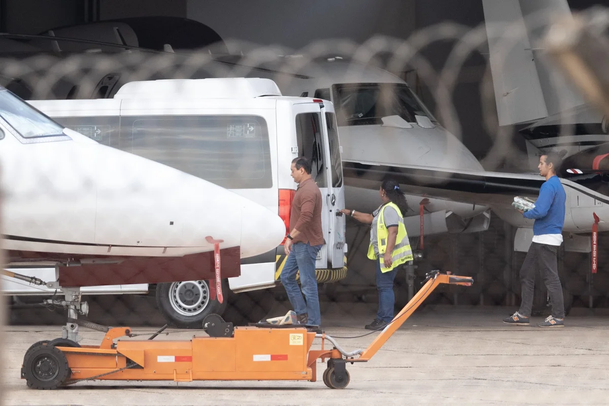 Senador Weverton Rocha (PDT-MA) pousa em Brasília, após retornar do Maranhão em avião particular