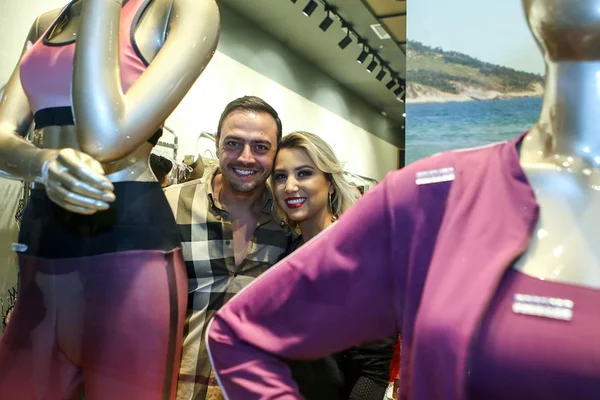 Débora Flores e Bruno Muniz oferecem coquetel para lançamento da LIVE!