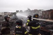 Cerca de 49 bombeiros atuaram no combate ao incêndio de grandes proporções na maior favela de palafitas da América Latina