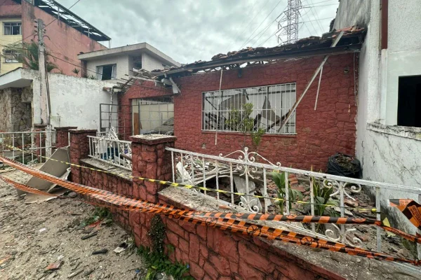 Explosão de imóvel que armazenava fogos de artifício na noite dessa quinta-feira (13/11), no Tatuapé, zona leste de São Paulo - Metrópoles