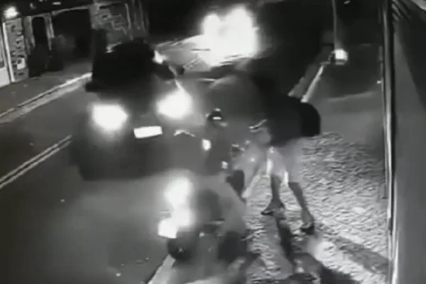 Imagem colorida de câmeras de segurança que mostram motorista atropelando assaltante. Metrópoles