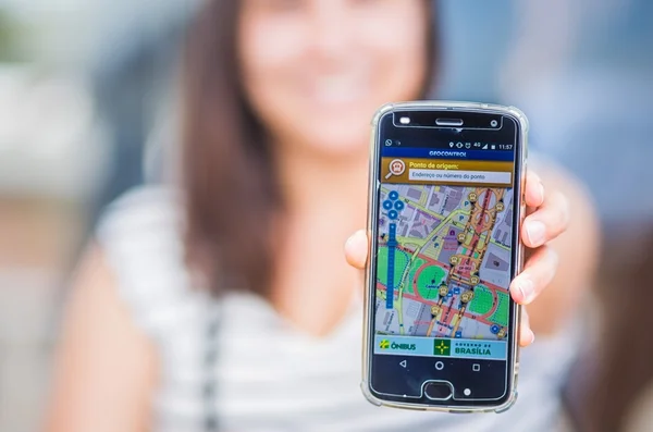 Com falhas, app que divulga horários de ônibus decepciona passageiros