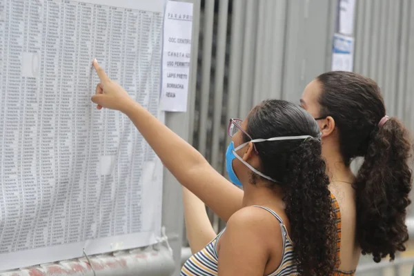 Candidata a uma vaga na USP confere sua sala