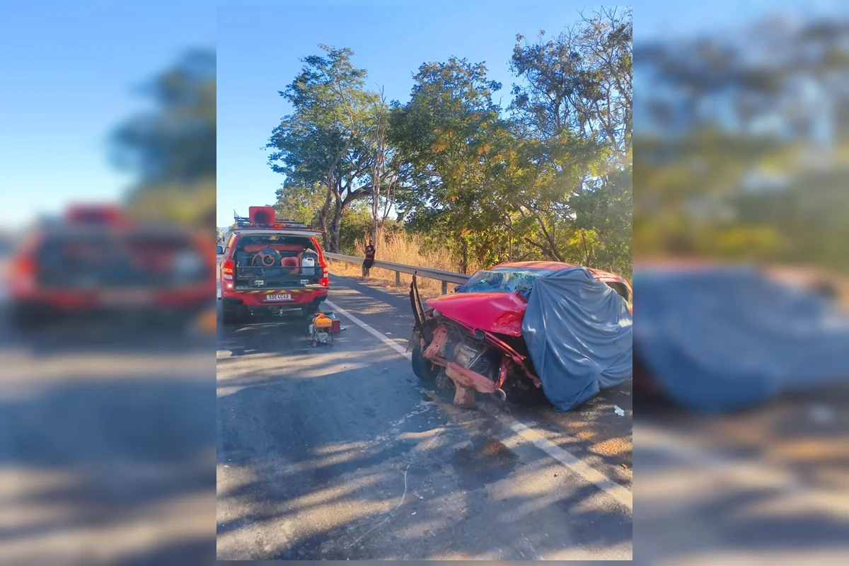 O motorista do Gol, um homem de 56 anos, ficou preso às ferragens e morreu ainda no local O motorista do Gol, um homem de 56 anos, ficou preso às ferragens e morreu ainda no local