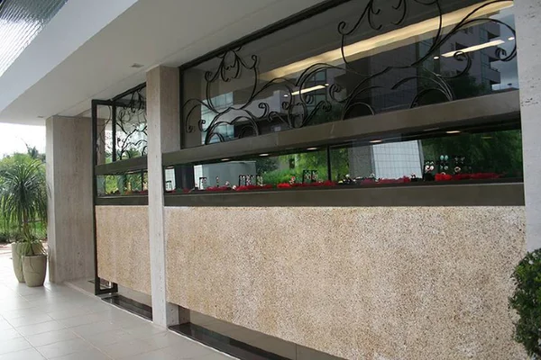 De terno, ladrão se passa por cliente e leva R$ 400 mil em joias no DF