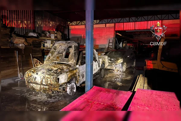 incêndio em carros em madereira