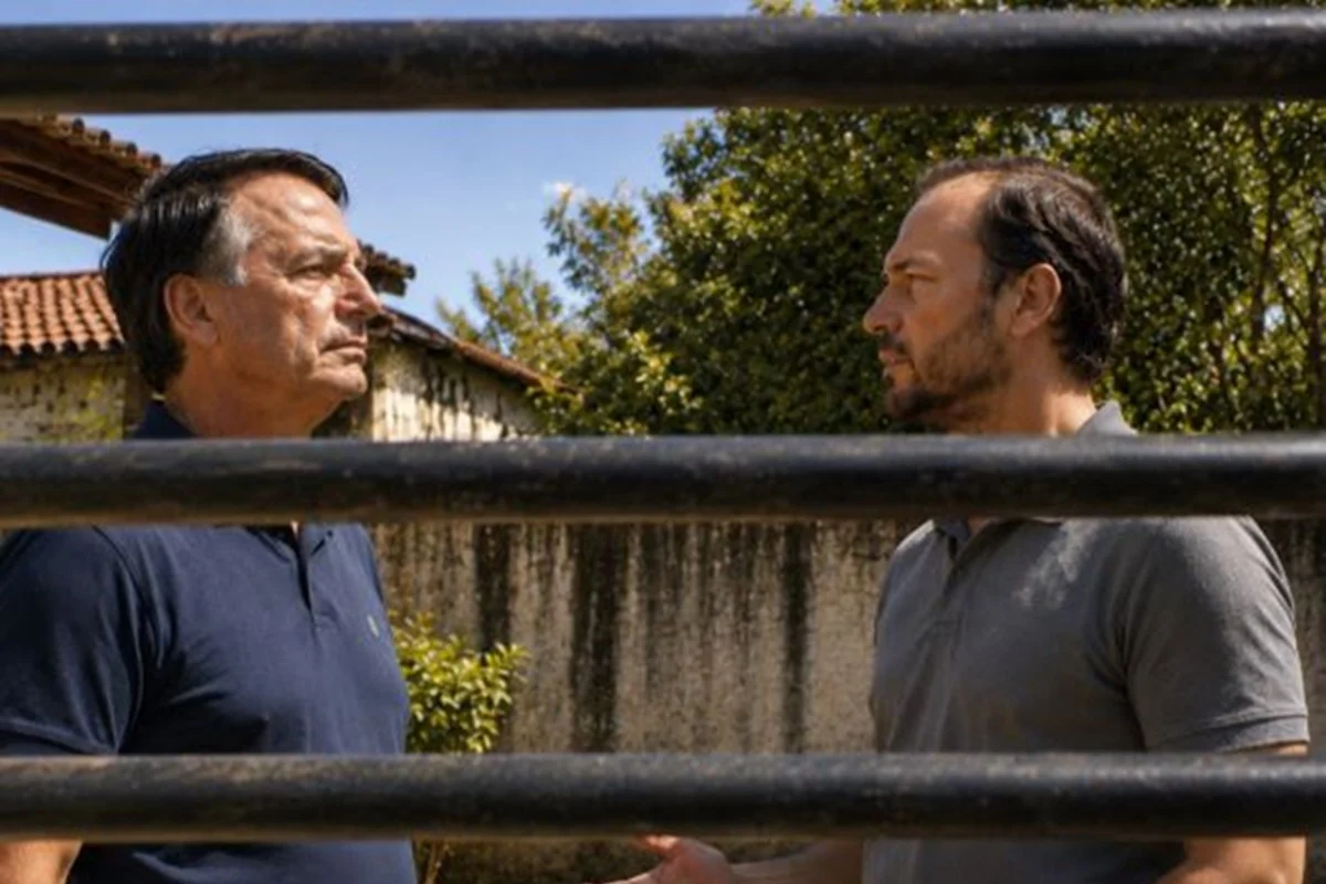 Carlos Bolsonaro visita o pai e diz que ele "está ciente de tudo"