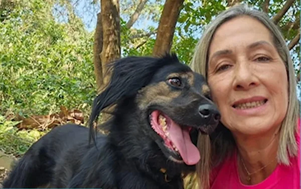 foto colorida da adestradora de cães Rosalina Siqueira da Silva com um cão; ela está desaparecida após seu carro ser arrastado durante a chuva - Metrópoles