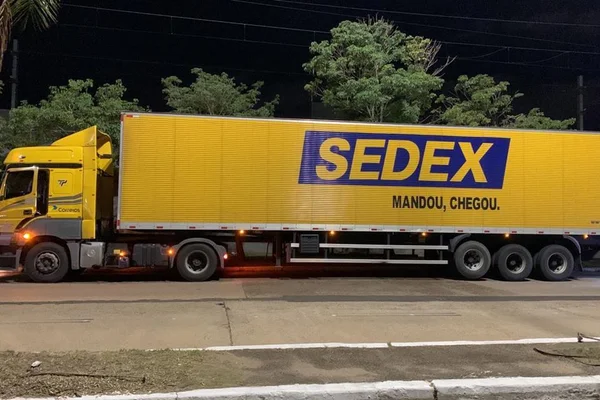 Imagem mostra caminhão do sedex apreendido pela polícia civil do rio grande do sul - Metrópoles