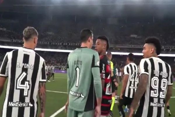 Imagem colorida de Bruno Henrique brigando ao final de jogo