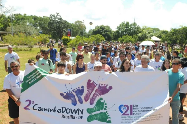 Caminhada chama atenção para inclusão de pessoas com Síndrome de Down