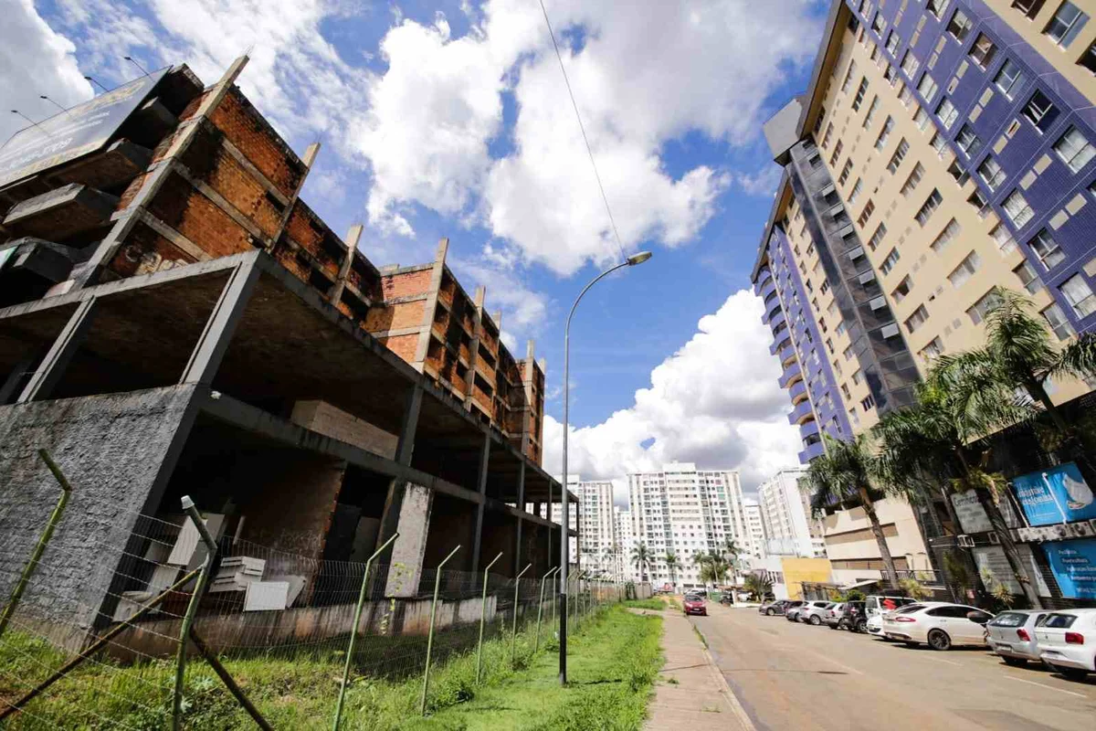 Construção fica ao lado de área residencial e comercial Construção fica ao lado de área residencial e comercial