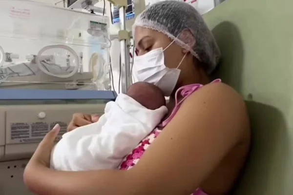 Kalel, um dos gêmeos de Bruna Lohaine, nasceu com 6 dedos. Ele está na UTI desde o nascimento, em 12 de março. A irmã, Melinda, recebeu alta - Metrópoles