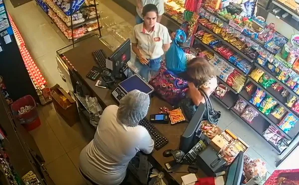 “Mão leve”: idosa é presa ao tentar furtar peça de mortadela em padaria no Guará. Vídeo