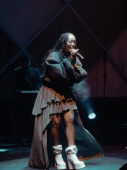 O estilo de Negra Li é composto por diversas camadas e comprimentos
