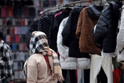 Pessoa durante baixa temperatura e frio na capital paulista