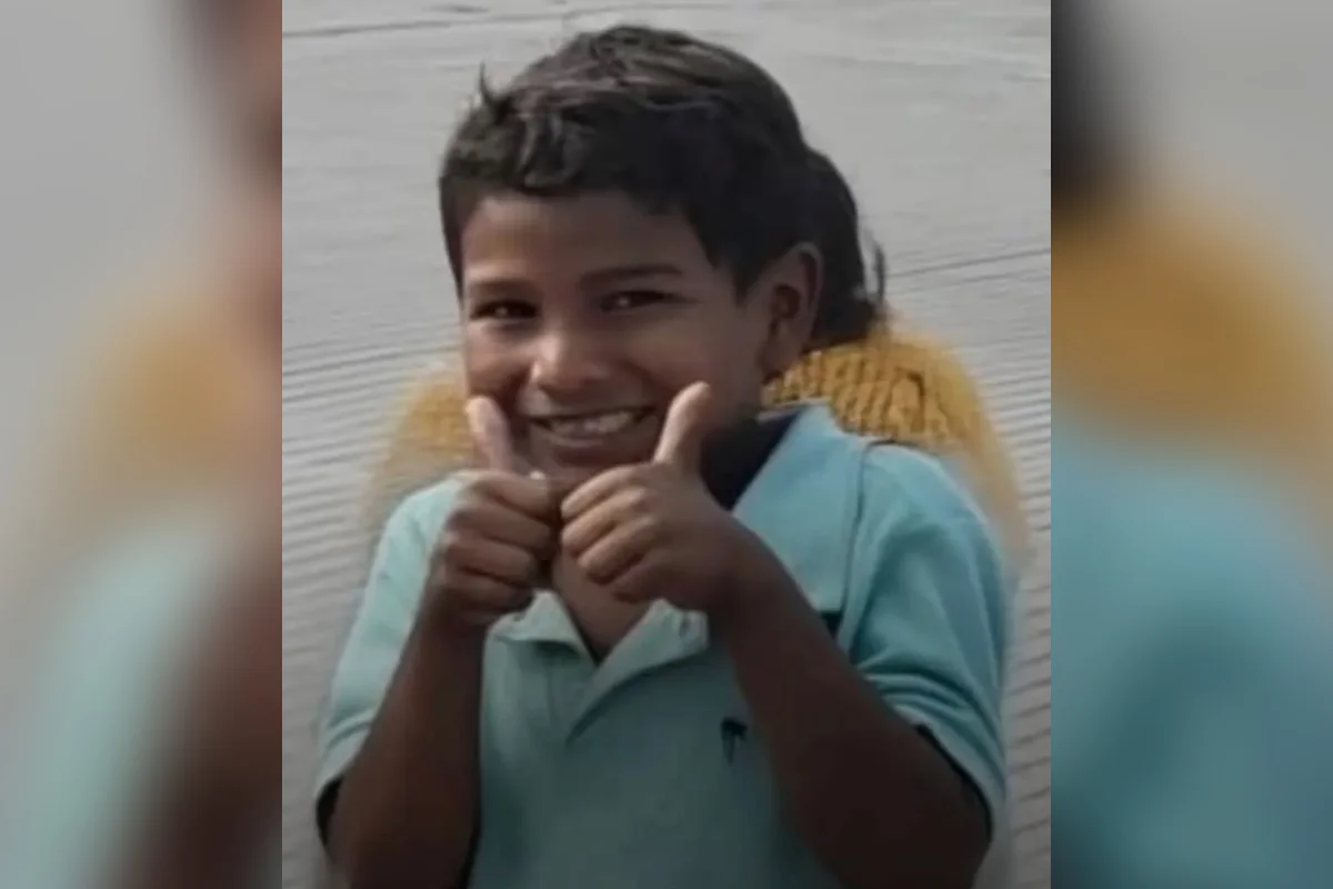 O pai afirma que a criança foi atingida por uma faca que estava dentro de uma mochila O pai afirma que a criança foi atingida por uma faca que estava dentro de uma mochila