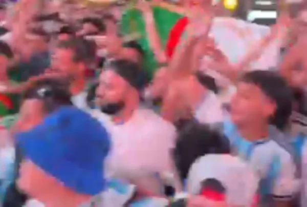 Imagem colorida de confusão entre os torcedores de Argentina e Argélia- Metrópoles