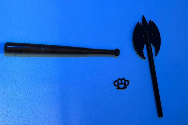 Homem é preso após agredir e ameaçar namorada com machado viking