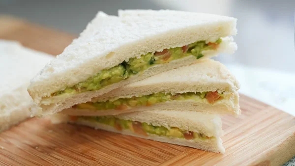 Sanduíche natural de frango desfiado rápido e prático
