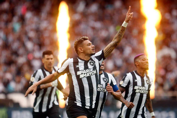 Imagem colorida de Tiquinho Soares comemorando gol - Metrópoles